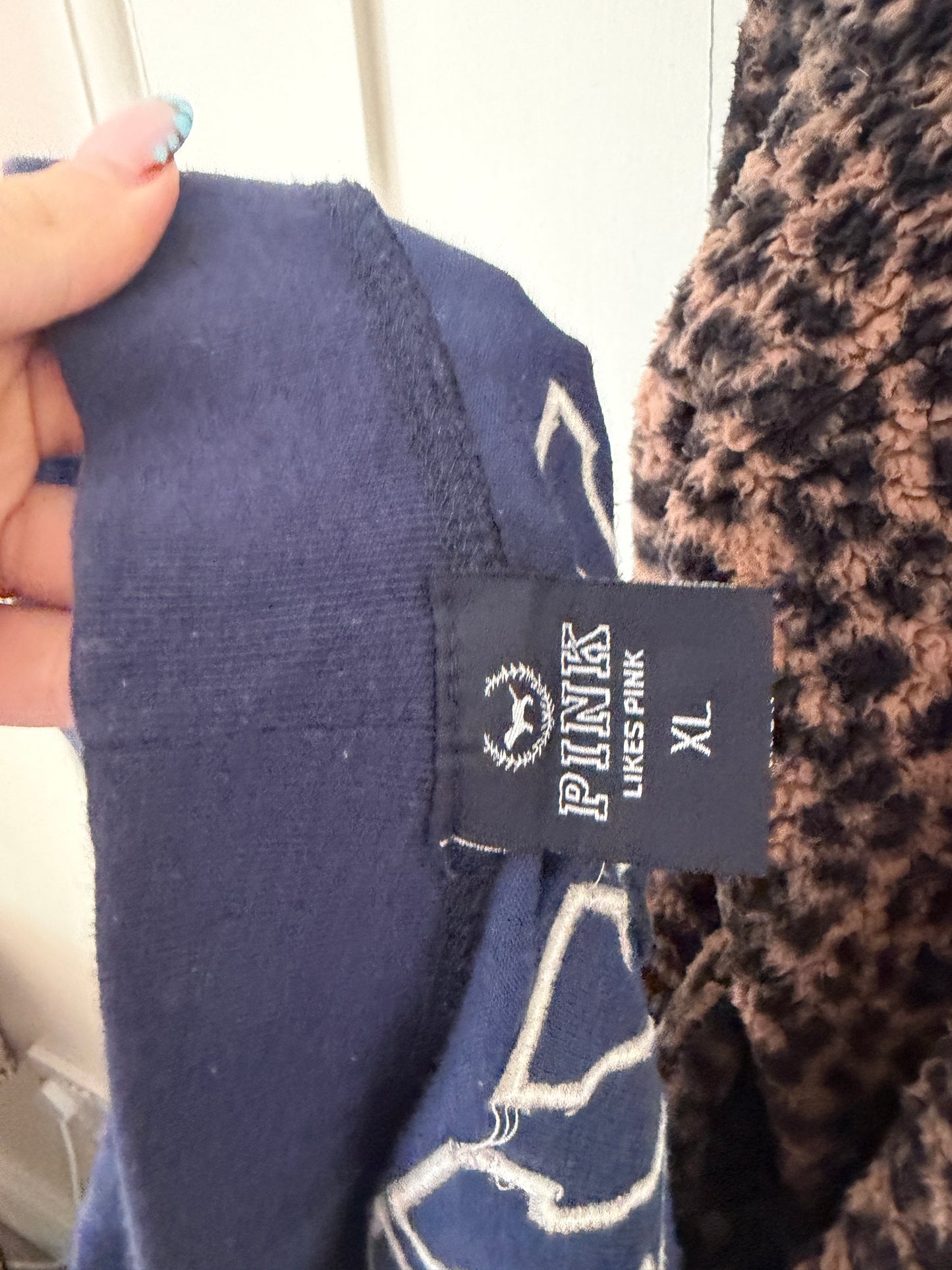 vs pink trousers